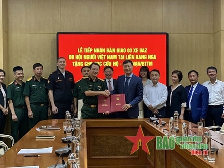 OVs in Russia present vehicles to Vietnam’s search and rescue force